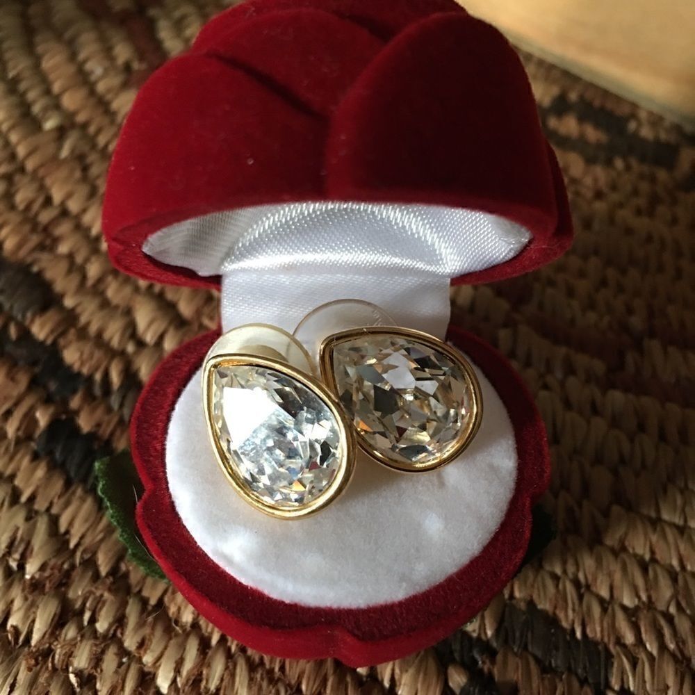 TrifariāVintageāGoldĀ CrystalāTearāDropāEarringsā - Picture 5 of 12